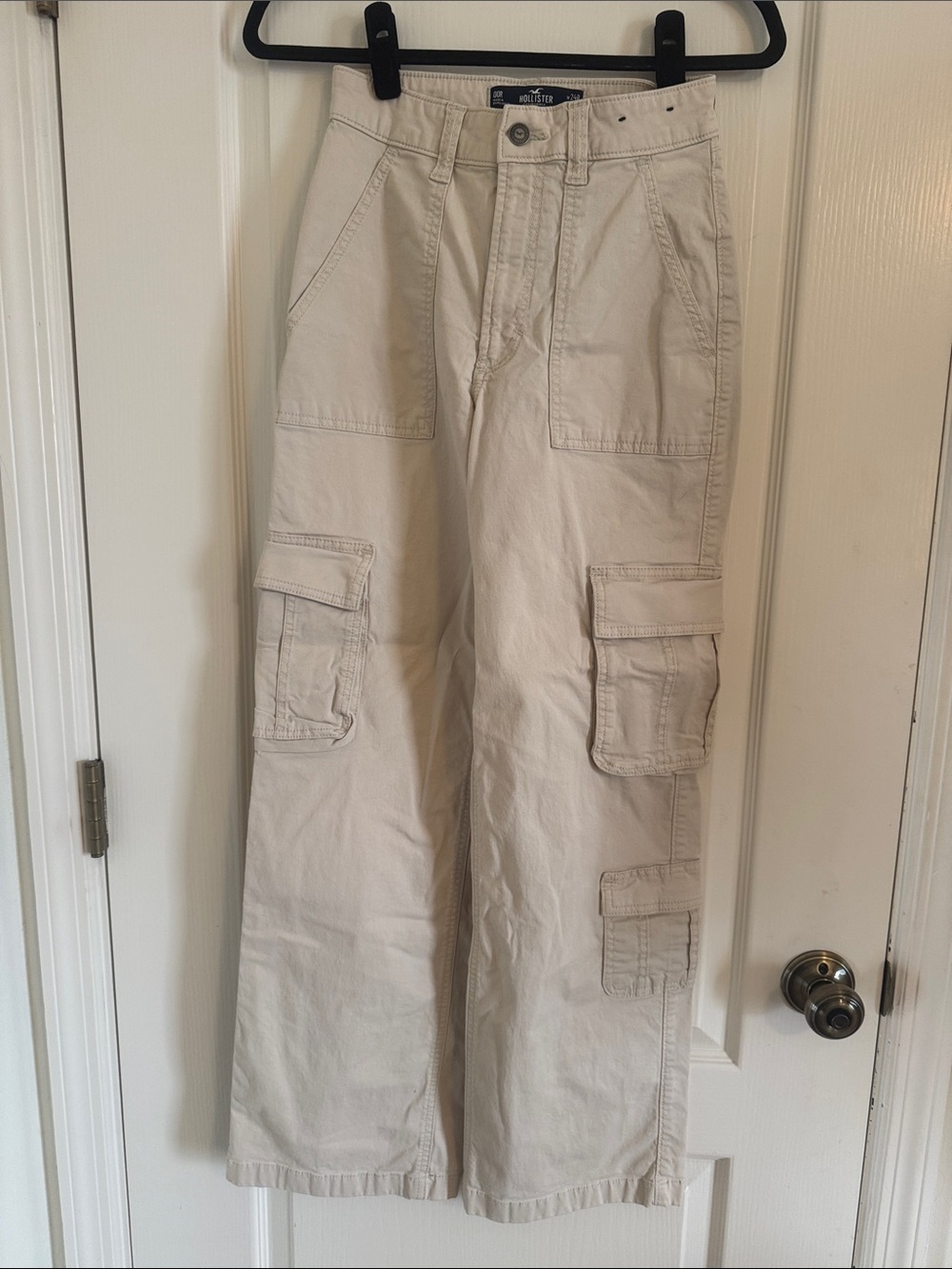 Hollister Ladies Light Beige Cargo Pants — high-rise, baggy. 24/00